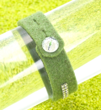 Armband aus Filz mit Swarovski-Elementen in hellgrün