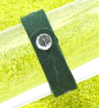 Armband aus Filz mit Swarovski-Elementen in dunkelgrün