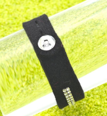 Armband aus Filz mit Swarovski-Elementen in schwarz