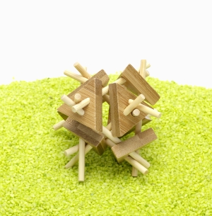 3D IQ Test Bambus Puzzle Stäbe mit Dreieck 9 x 8,5 x 9 cm