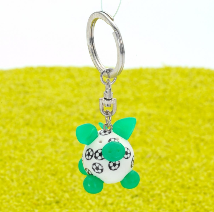 Schlüsselanhänger mit Schlüsselring Glücksschweinchen Fussball grün